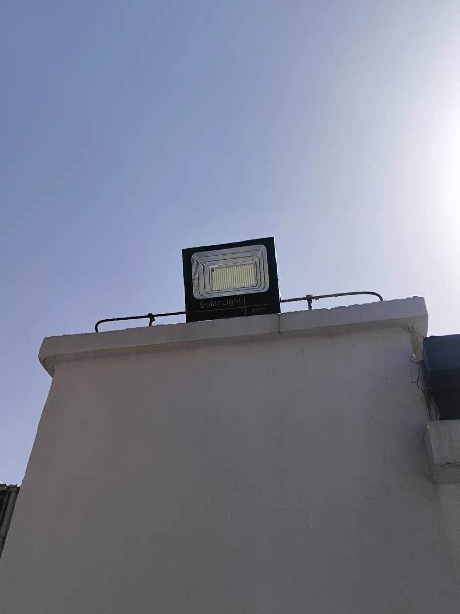 Compré la de 100W y de verdad alumbra como si fuera una lámpara de calle profesional. La instalé en la entrada de mi taller y ahora todo queda iluminado sin pagar un peso de luz.