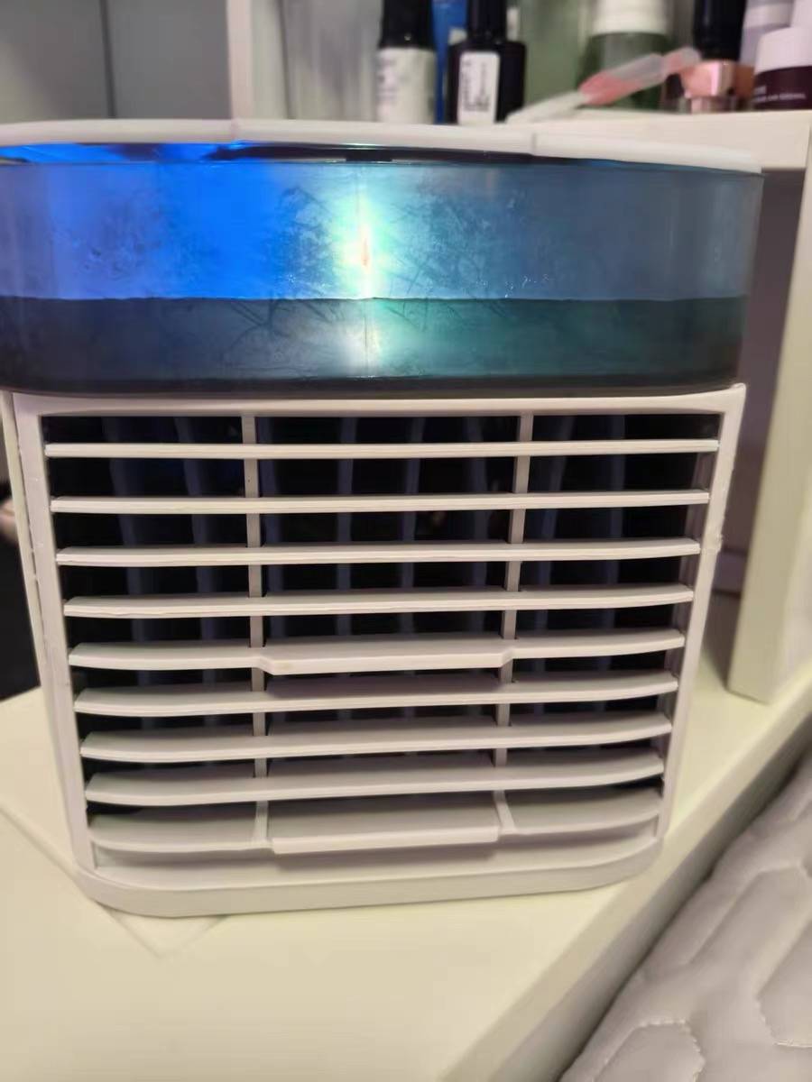 ¡Este ventiladorcito es una chulada! Lo compré para mi oficina donde el aire acondicionado reseca mucho y la verdad superó mis expectativas. No hace casi ruido (mi jefe ni se ha dado cuenta jaja) y el humidificador le da un plus. Lo único: el tanque de agua podría ser más grande, pero por el precio está más que bien. ¡Lo recomiendo!